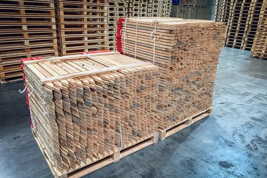 Absteckpfähle aus Hartholz mit roter Markierung von Hochfranken Holz