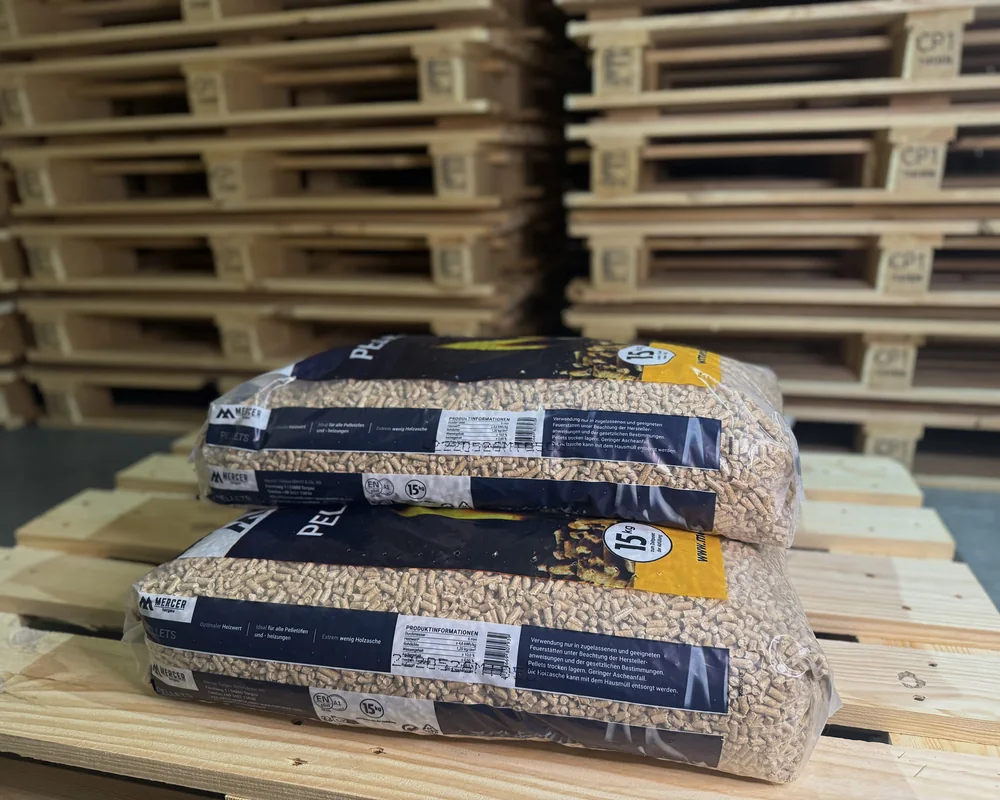 Palette mit verpackten Mercer Holzpellets im Lager Köditz
