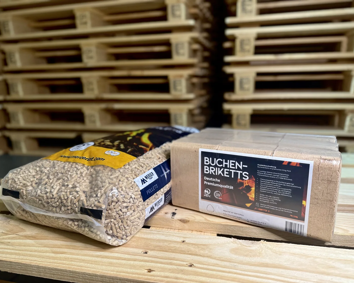 Holzbriketts und Pellets im Lager von Hochfranken Holz in Köditz